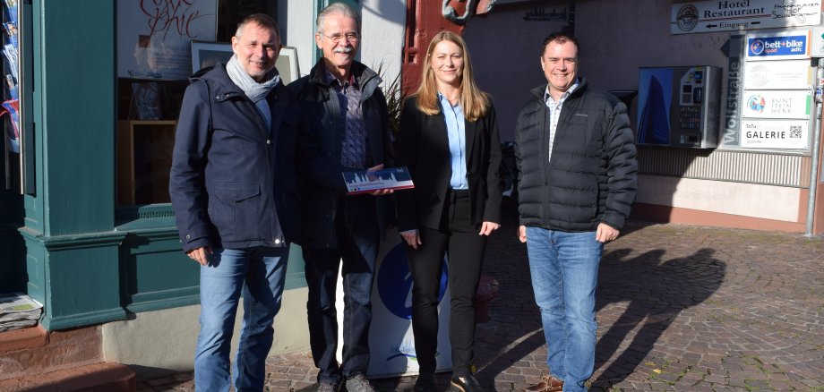 von links nach rechts: Wolfgang Reuter (Gewerbeverein), Dr. Ernst-Günter Graf und Monika Klinger (Stadtmarketing), Bürgermeister Dr. Bastian