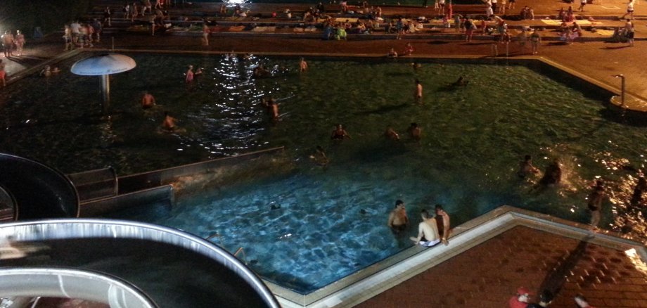 Nachtschwimmen im Freibad