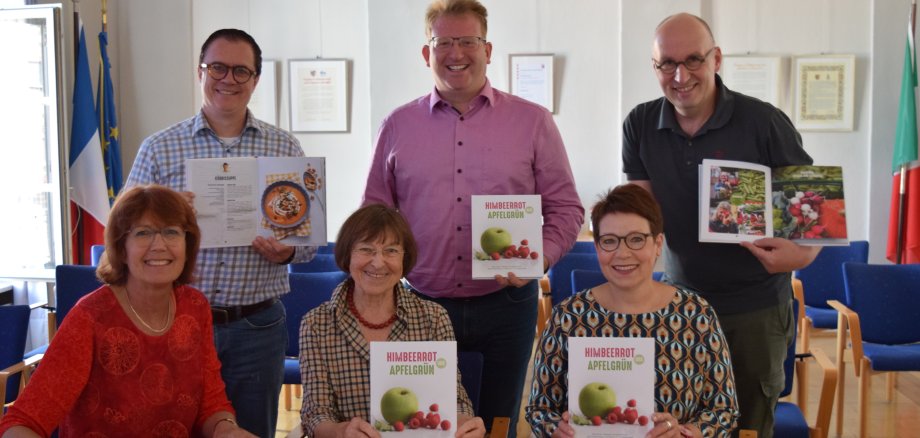 von links nach rechts vorne: Angela Cerecede, Rosemarie Kärcher-Schack (beide Förderkreis Lichtblick), Claudia Neubauer, von links nach rechts hinten: Bürgermeister Dr. Daniell Bastian, Erster Stadtrat Michael Gerheim, Mathias Neubauer  