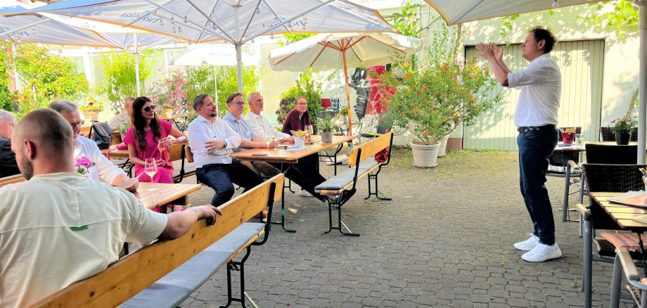 Thomas-Oliver Petzold von der Agentur für Arbeit Offenbach referiert zum Thema Weiterbildung für Mitarbeiterinnen und Mitarbeiter