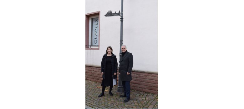 Shopping Wegweiser mit Seligenstadts Wirtschaftsförderin Tanja Frisch und Bürgermeister Dr. Bastian Shopping Wegweiser mit Seligenstadts Wirtschaftsförderin Tanja Frisch und Bürgermeister Dr. Bastian