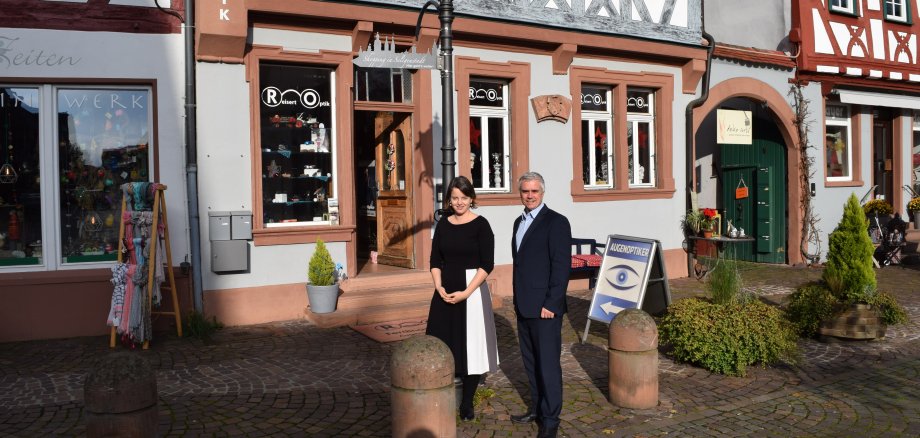 Shopping Wegweiser mit Seligenstadts Wirtschaftsförderin Tanja Frisch und Bürgermeister Dr. Bastian