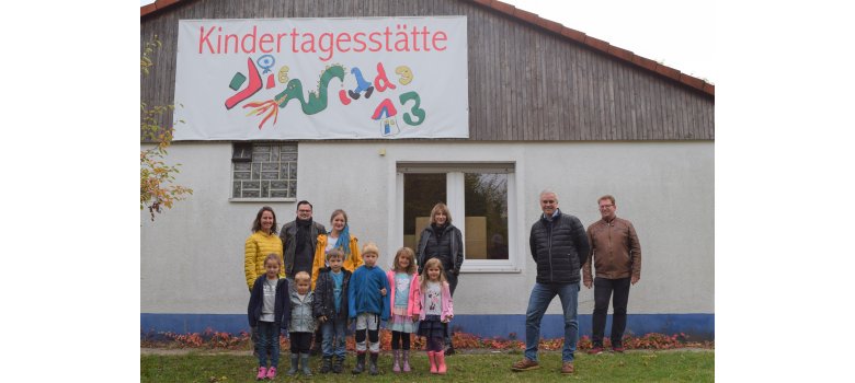 Vorstellung der ersten Anerkennungspraktikantin der Kita "Die wilde 13" Auf dem Foto von links nach rechts: Cindy Wöber-Schnatz (Praxisanleitung), Daniel Leuze (Vereinsvorstand), Denise Oftring (Anerkennungspraktikantin), Iris Knies (Amtsleiterin Amt für Kinder, Senioren, Sport und Kultur), Bürgermeister Dr. Daniell Bastian, Erster Stadtrat Michael Gerheim Vorstellung der ersten Anerkennungspraktikantin der Kita "Die wilde 13" Auf dem Foto von links nach rechts: Cindy Wöber-Schnatz (Praxisanleitung), Daniel Leuze (Vereinsvorstand), Denise Oftring (Anerkennungspraktikantin), Iris Knies (Amtsleiterin Amt für Kinder, Senioren, Sport und Kultur), Bürgermeister Dr. Daniell Bastian, Erster Stadtrat Michael Gerheim