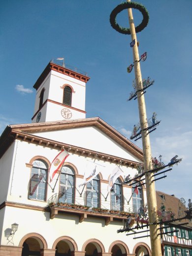 Zunfthandwerkerbaum auf dem Seligenstädter Marktplatz Zunfthandwerkerbaum auf dem Seligenstädter Marktplatz