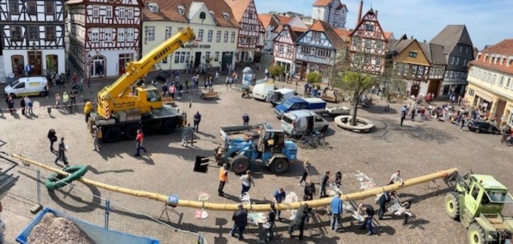 Der Zunft- und Handwerkerbaum wird aufgestellt