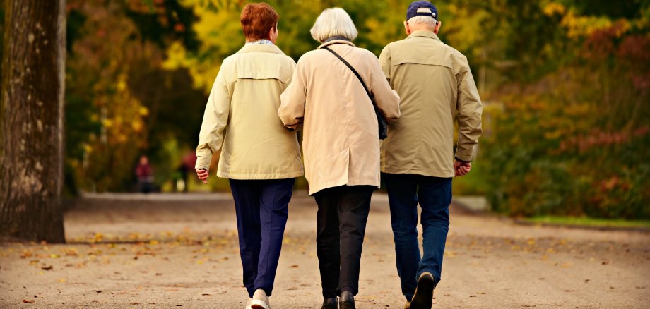 ältere Menschen gehen spazieren