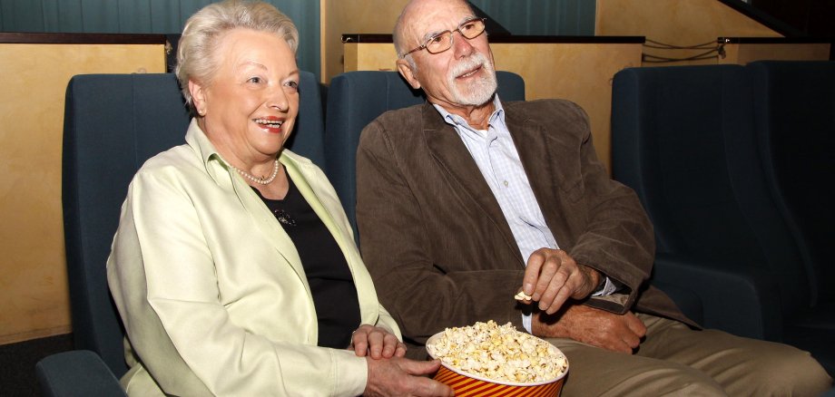 Seniorenpaar im Kino