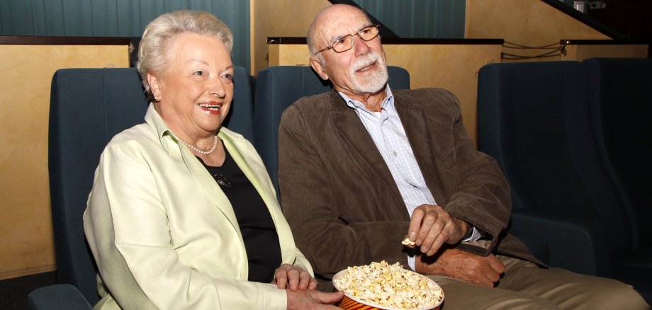 Seniorenpaar im Kino