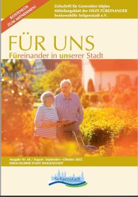 Mann vor Flipperautomaten