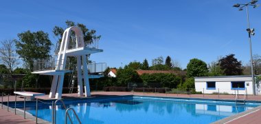Springerbecken mit Sprungturm Springerbecken mit Sprungturm