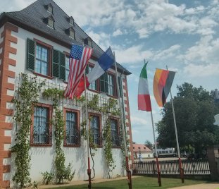 Fahnen der Städtepartner vor dem Kloster Fahnen der Städtepartner vor dem Kloster