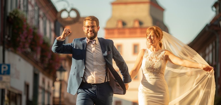 Brautpaar am Steinheimer Torturm