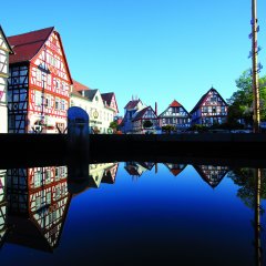 Marktplatzbrunnen mit Spiegelung