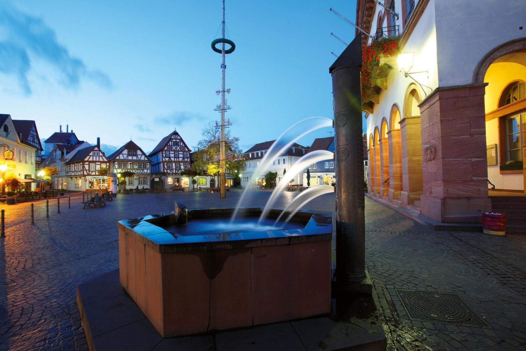 Brunnen mit Rathaus