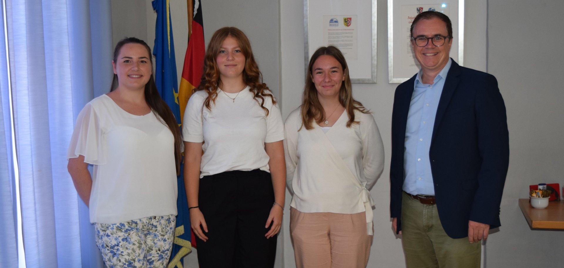 Azubis 2025 mit Ausbilderin und Bürgermeister