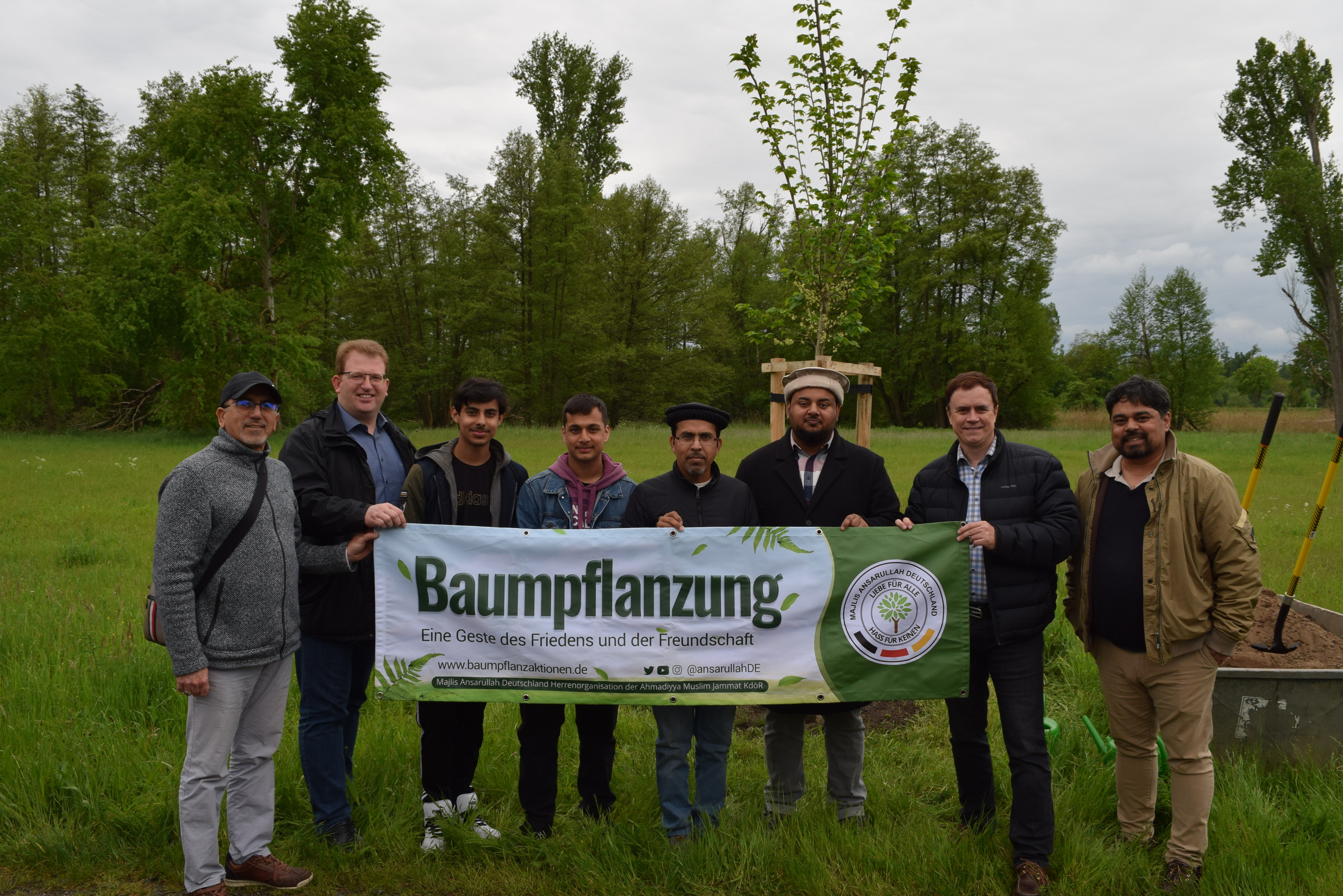 Auf dem Foto von links: Amjad Rohail, Erster Stadtrat Michael Gerheim, Labeeb ur Rehman, Hashim Farooq, Muhammad Saleem, Imam Wajahat Ahmad, Bürgermeister Dr. Daniell Bastian, Omer Farooq