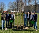 Auf der Bleiche wurde die Kastanie des Jugenbeirats eingeweiht Auf der Bleiche wurde die Kastanie des Jugenbeirats eingeweiht