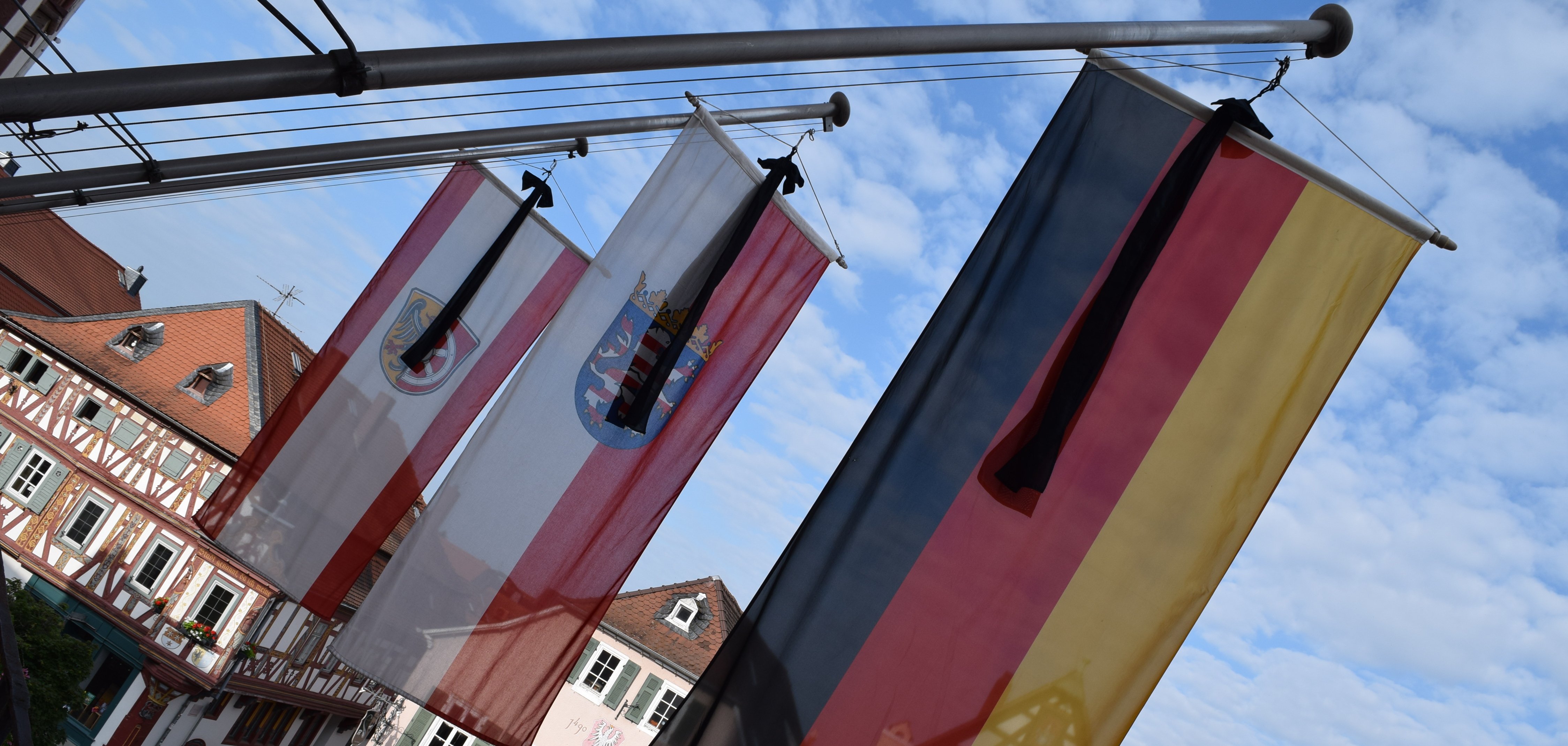 Beflaggung mit Trauerflor