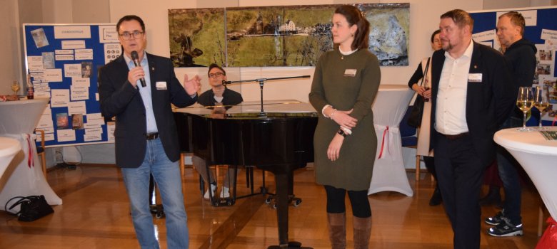 Bürgermeister Dr. Daniell Bastian begrüßt die Gäste