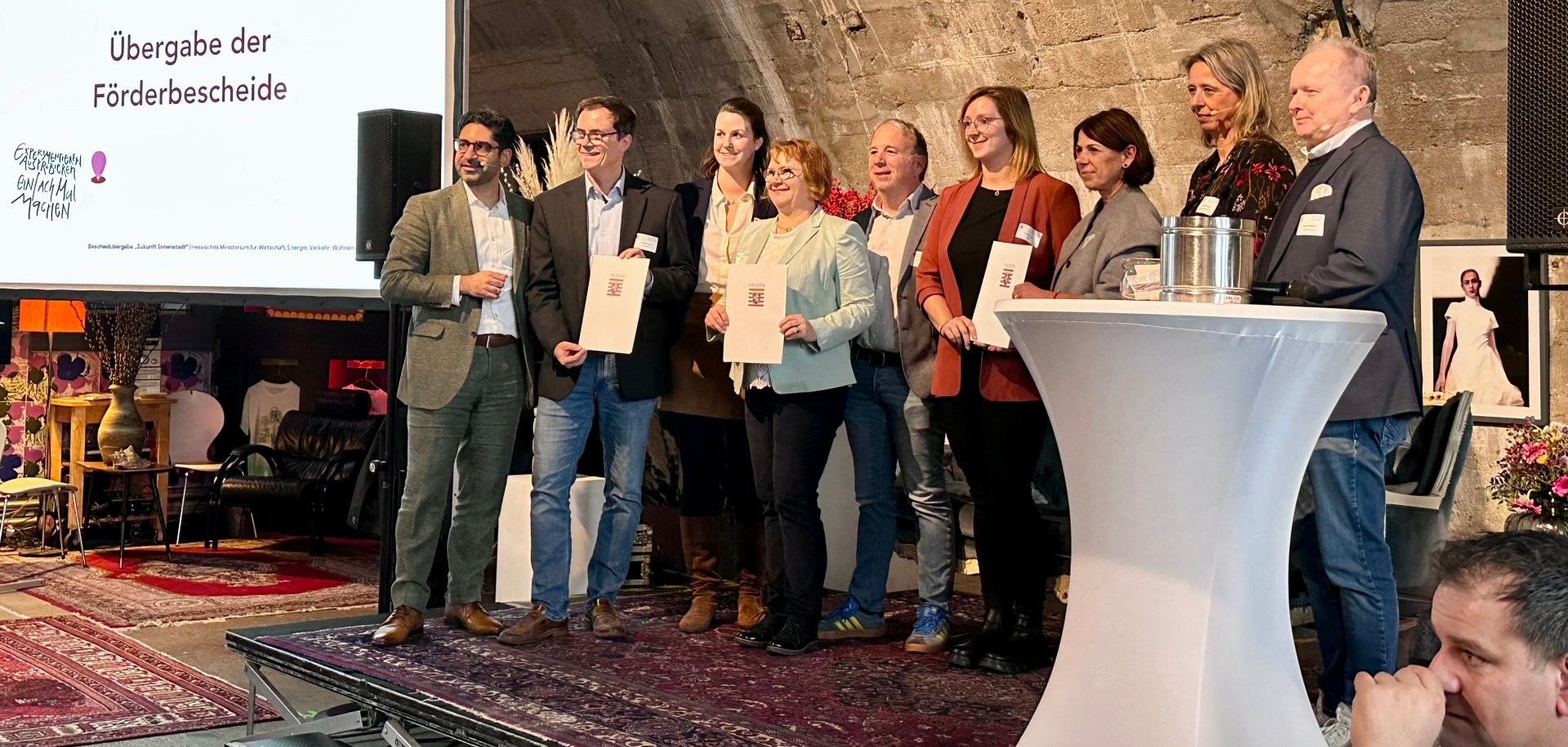 Bescheidübergabe durch Minister Mansoori