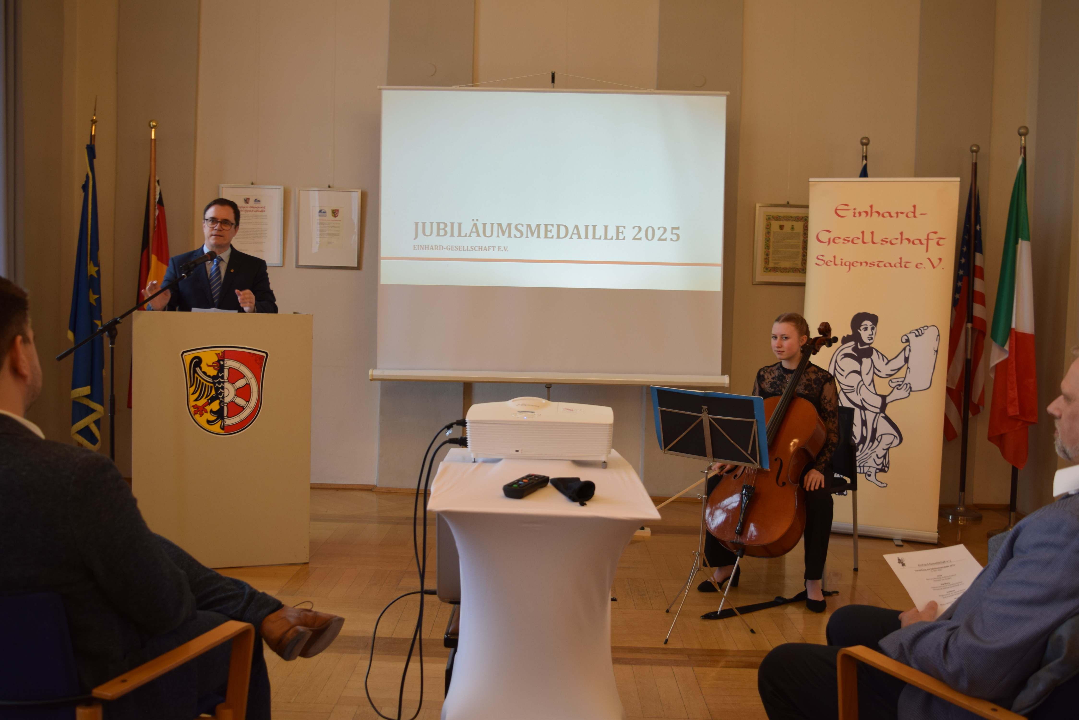 Bürgermeister Dr. Bastian bei der Präsentation der Jubiläumsmedaille