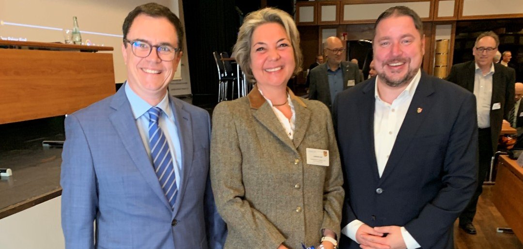 Bürgermeister Dr. Bastian und Stadtrat Steidl gratulieren Isabella Hof