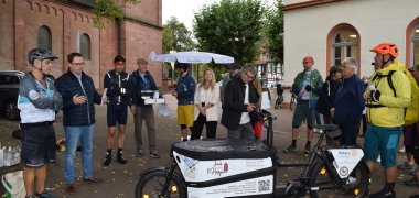 Bürgermeister Dr. Daniell Bastian begrüßt die Sonntagsradler