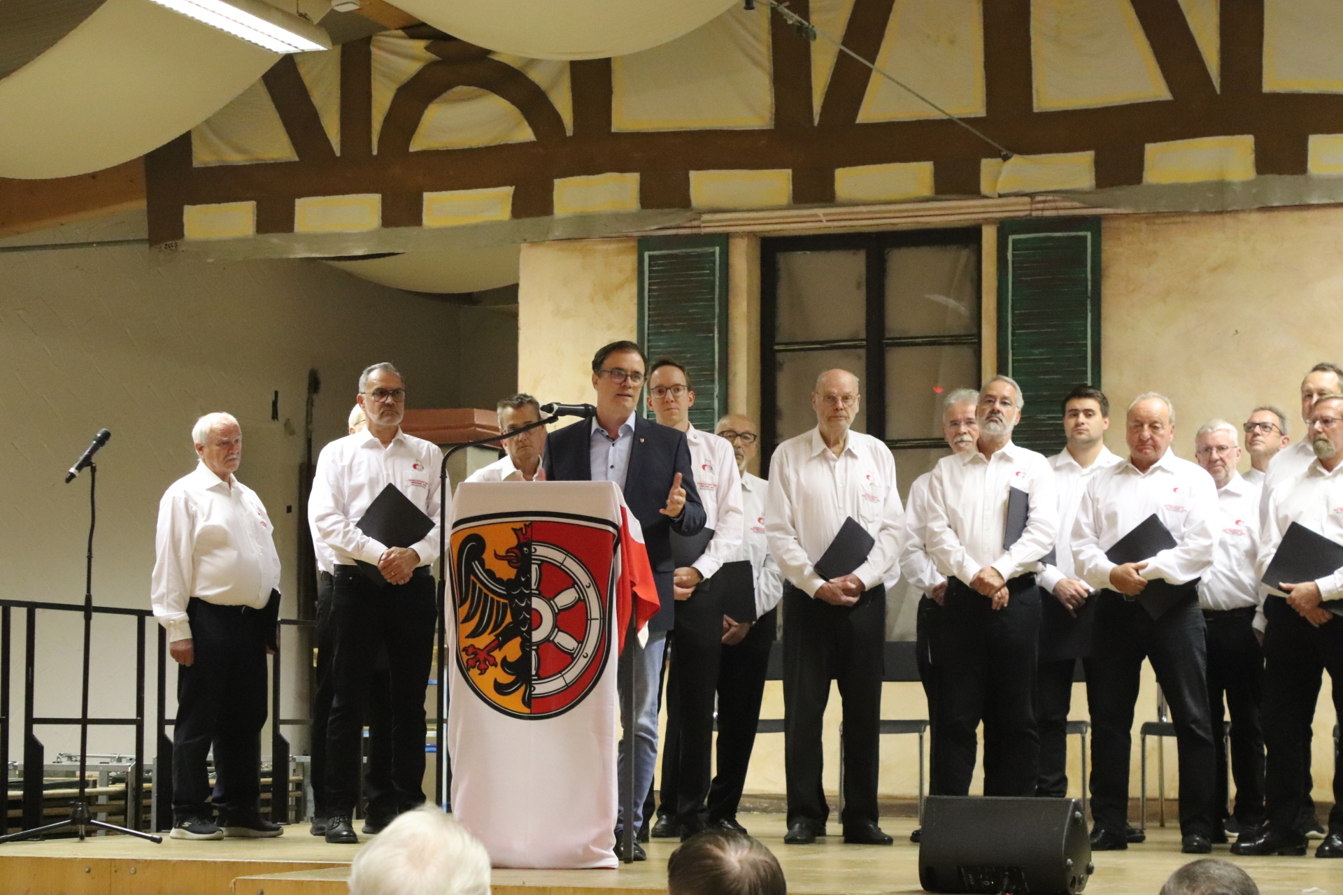 Bürgermeister Dr. Daniell Bastian begrüßt die zahlreichen Gäste des Vereinsabends