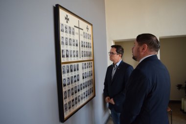 Bürgermeister und Stadtrat an der Gedenktafel