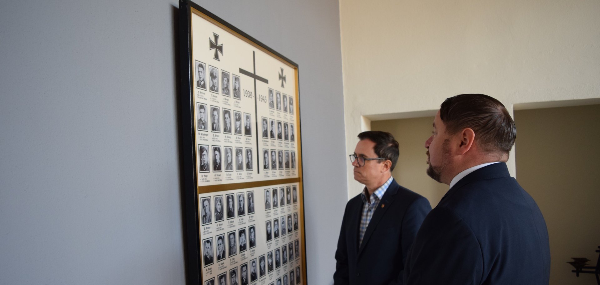 Bürgermeister und Stadtrat an der Gedenktafel
