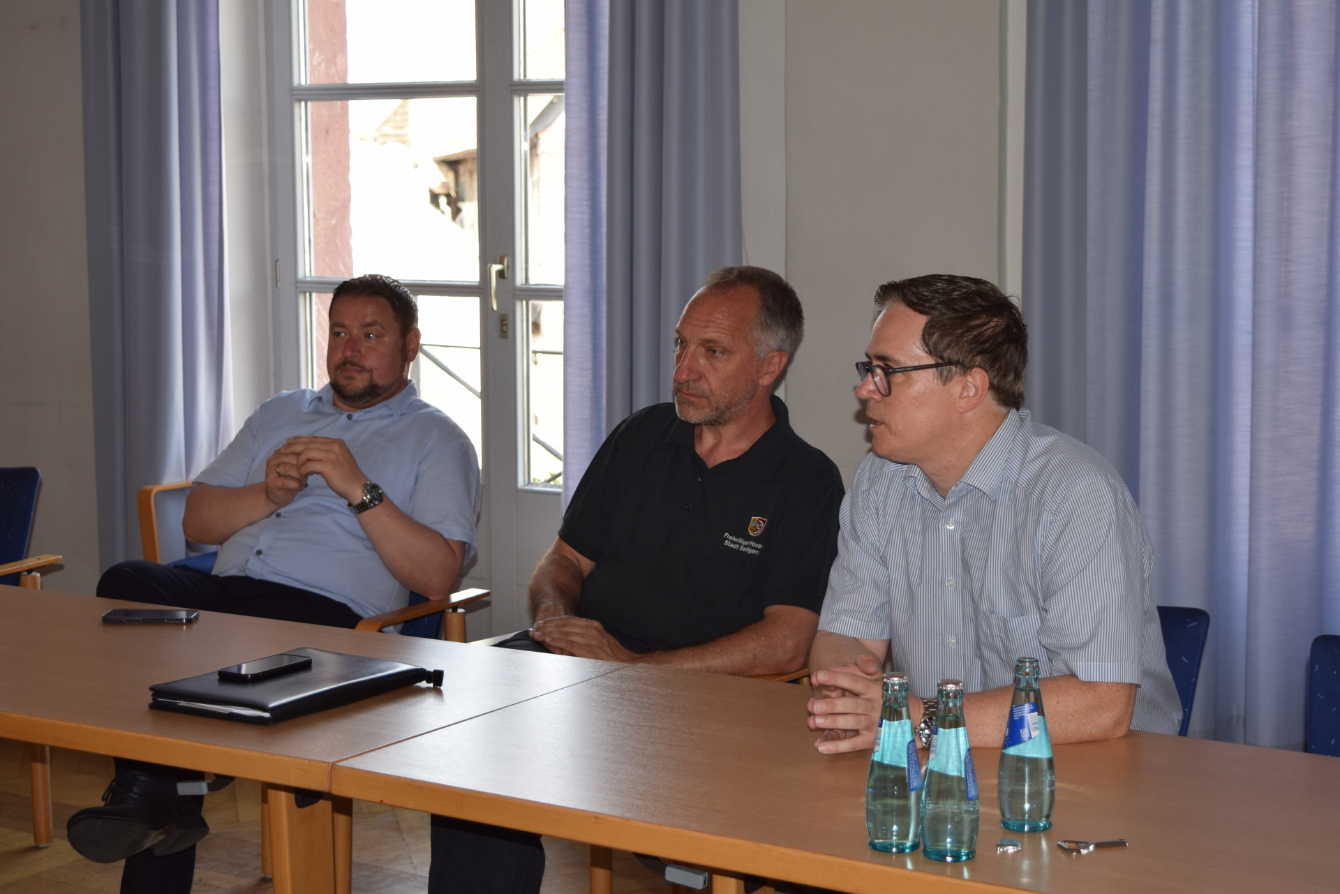 Auf dem Foto von links: Erster Stadtrat Oliver Steidl, Stadtbrandinspektor Alexander Zöller und Bürgermeister Dr. Daniell Bastian.