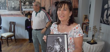 Martina Weih zeigt ein Bild des ältesten Kostüms im Fundus, auch im Original ist es zu bewundern Martina Weih zeigt ein Bild des ältesten Kostüms im Fundus, auch im Original ist es zu bewundern