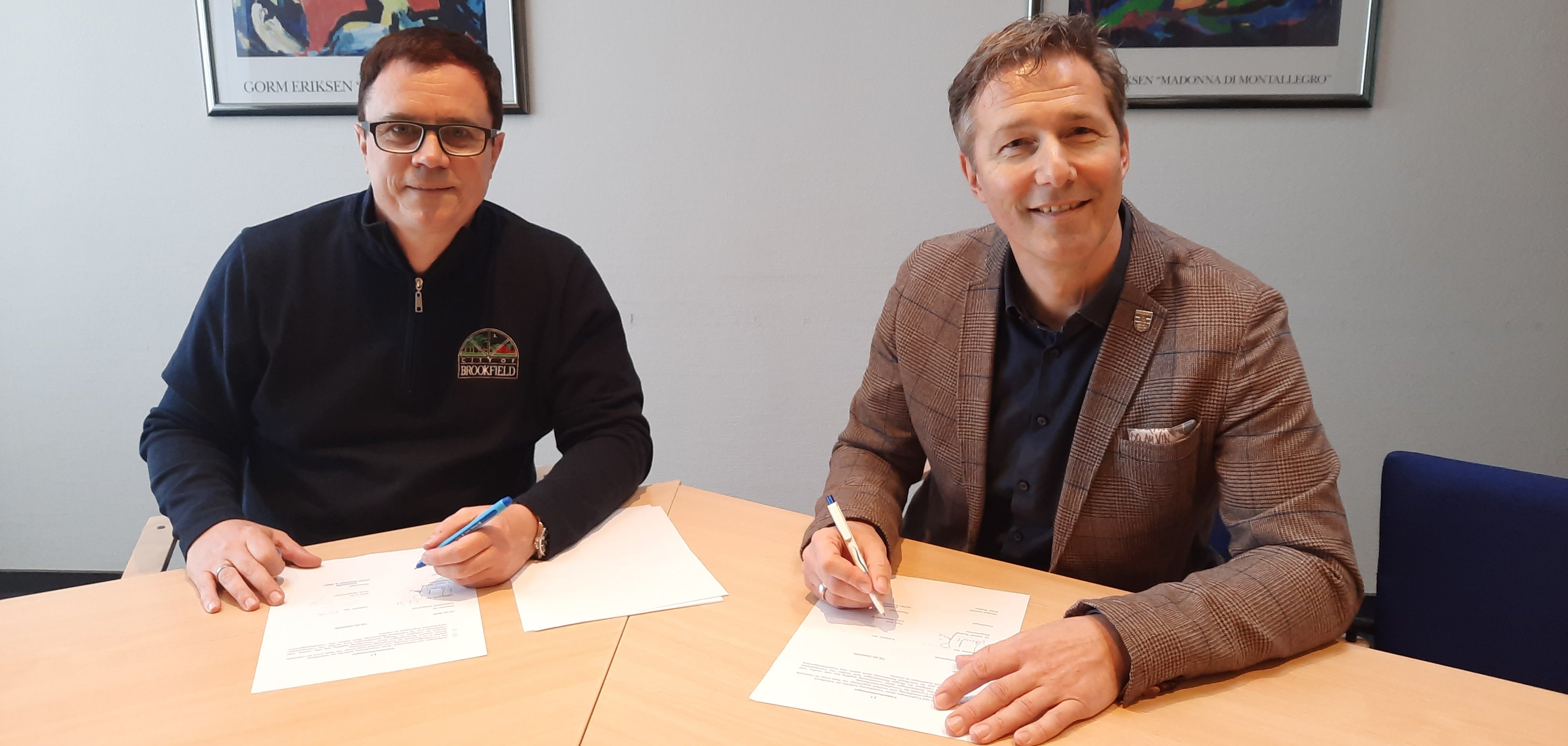 Die Bürgermeister Bastian und Kreß bei der Unterzeichnung