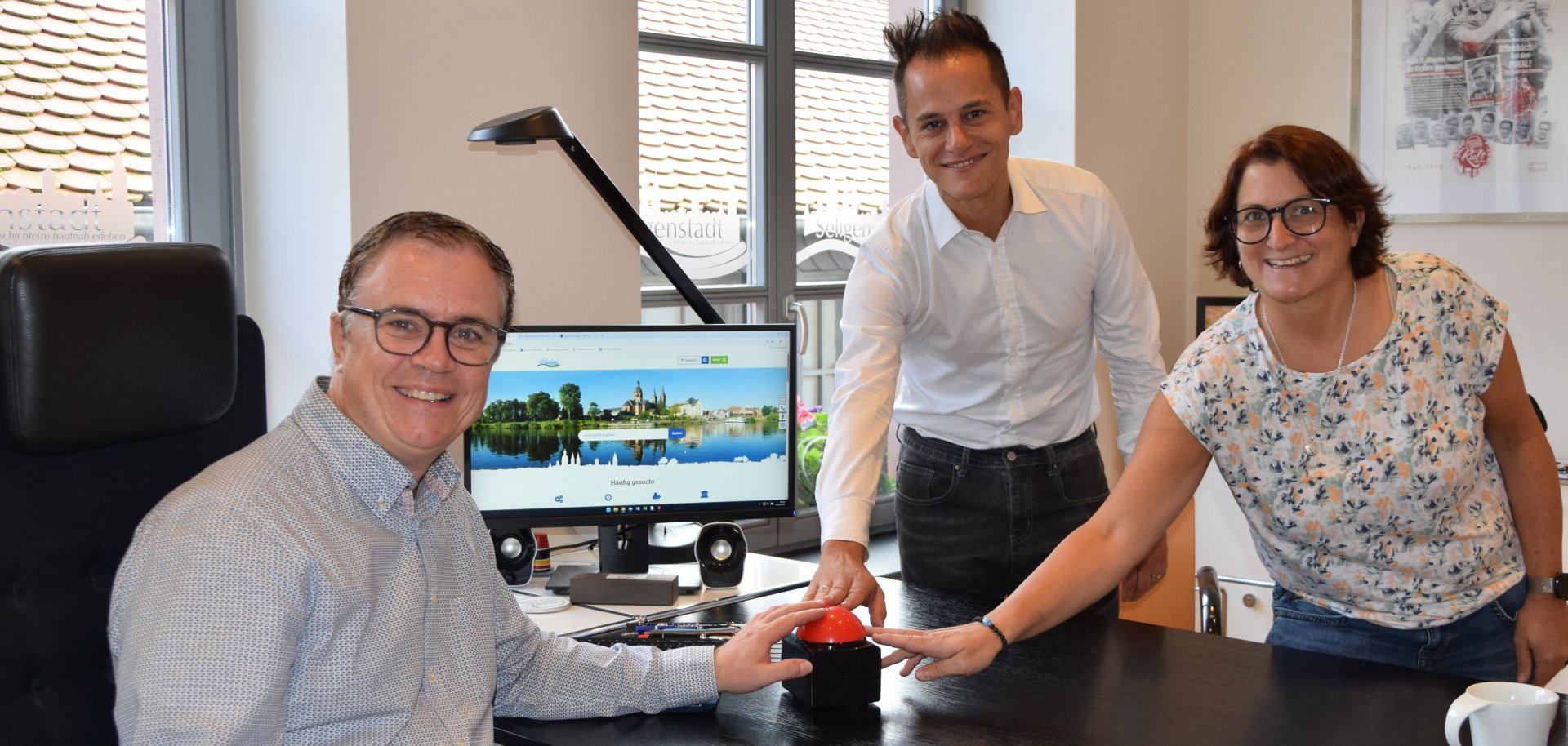 Die Macher der Homepage drücken den Buzzer_ Bürgermeister Dr. Bastian, Hauptamtsleiter Simoes und Sarah Di Mauro 