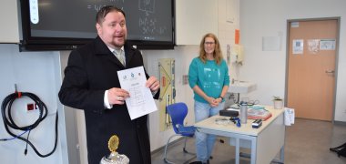 Erster Stadtrat Oliver Steidl und Christina Kunz, Klassenlehrerin der 8d