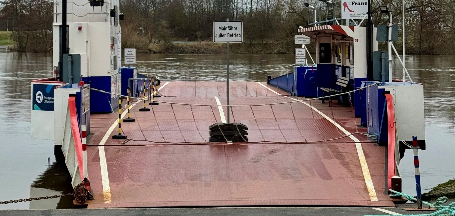 Fähre wegen Hochwasser außer Betrieb