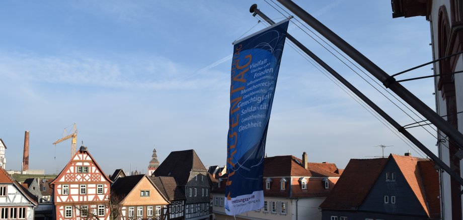 Die Einhardstadt Seligenstadt zeigt Flagge zum internationalen Frauentag