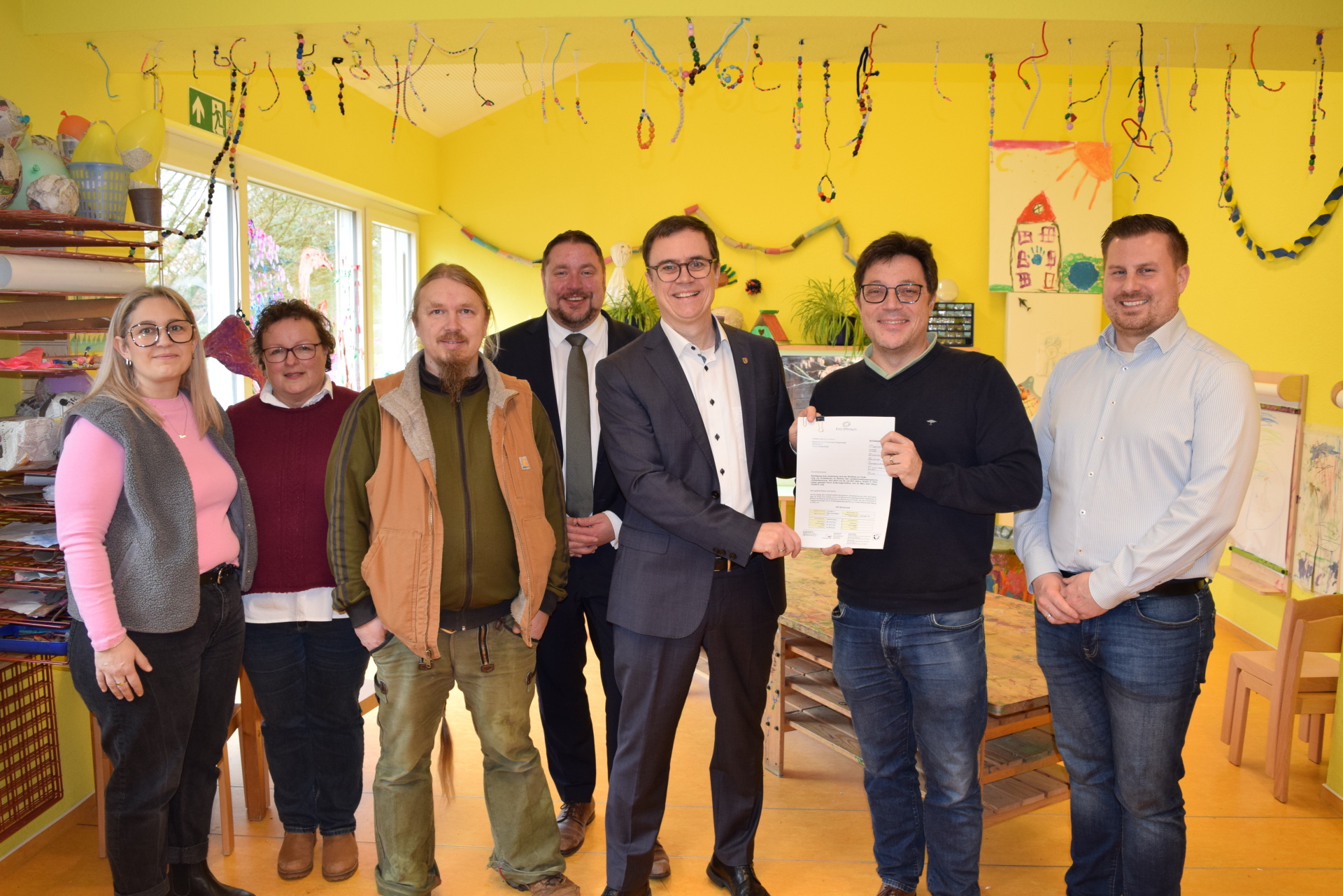 Auf dem Foto von links: Rosa Mock (Vorstand "Wilde 13"), Jutta Weidenauer (Verwaltung "Wilde 13"), Sven Wagner (Erzieher und Liegenschaft "Wilde 13"), Erster Stadtrat Oliver Steidl, Bürgermeister Dr. Daniell Bastian, Erster Kreisbeigeordneter Carsten Müller und Bauamtsleiter Daniel Brauneis