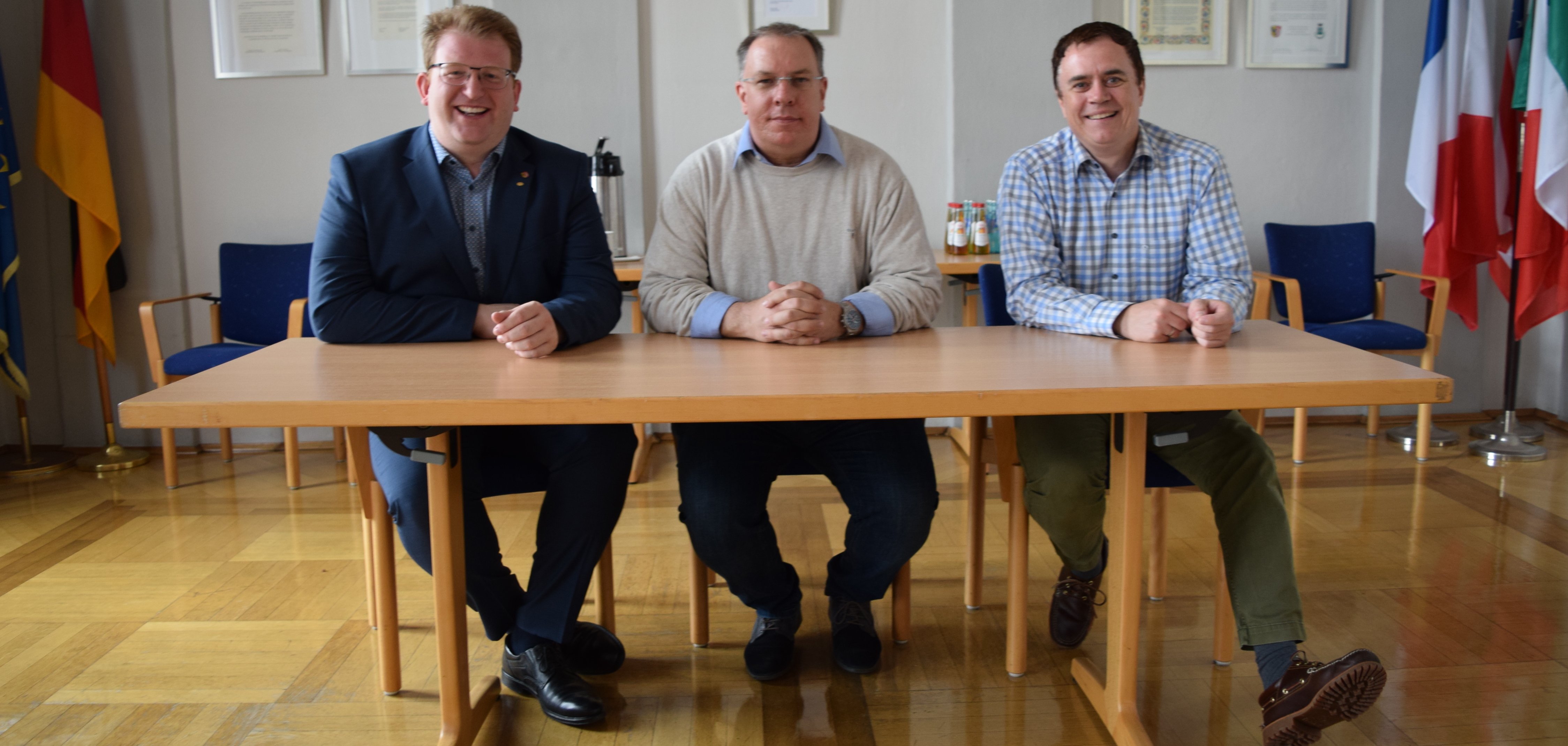 Gerrit Kratz mit Stadtrat und Bürgermeister