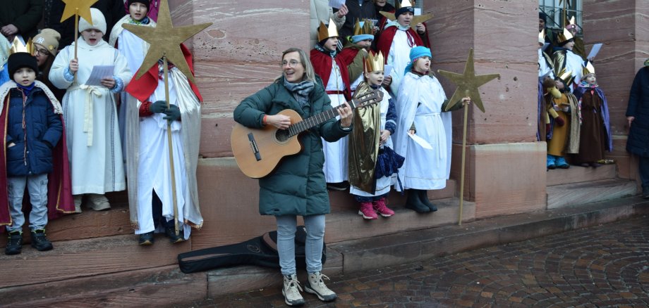 Bürgermeister Dr. Bastian verteilt Capri Sonnen an die Sternsinger