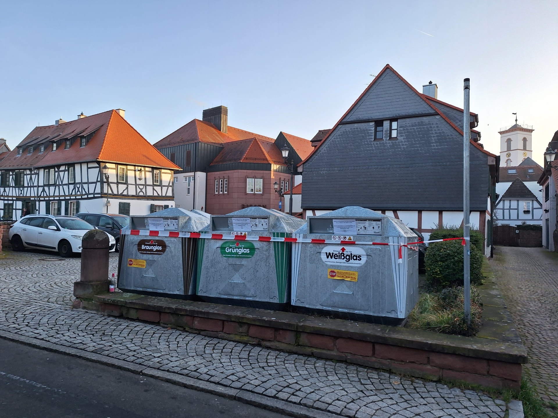 Glascontainer am Riesenparkplatz