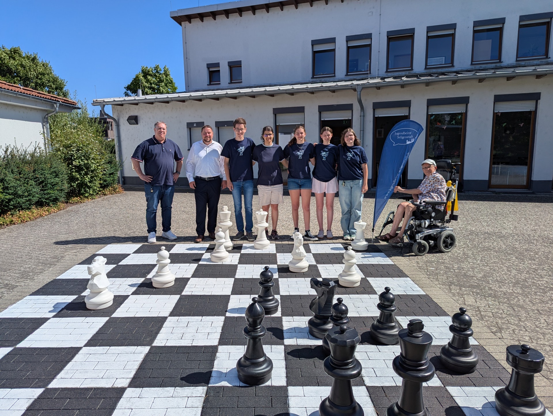 Auf dem Gruppenfoto von links: Gerrit Kratz (Amtsleiter Soziale Infrastruktur), Erster Stadtrat Oliver Steidl, Luca Uschmann, Maja Roth, Marie Stegmann, Nele Kruse und Mariann Pinkert (alle Jugendbeirat) sowie Franz Roski (Seniorenbeirat)