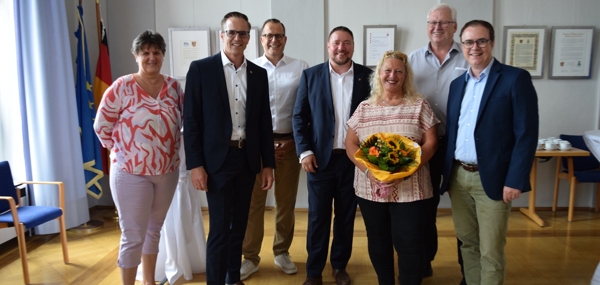 von links nach rechts: Personalratsvorsitzende Traudel Kramer, Hainburgs Bürgermeister Christian Spahn, Ordnungsamtsleiter Hainburg Christoph Kopp, Erster Stadtrat Oliver Steidl, Silvia Grimm, Ordnungsamtsleiter Seligenstadt Roman Braun, Bürgermeister Dr. Daniell Bastian.  