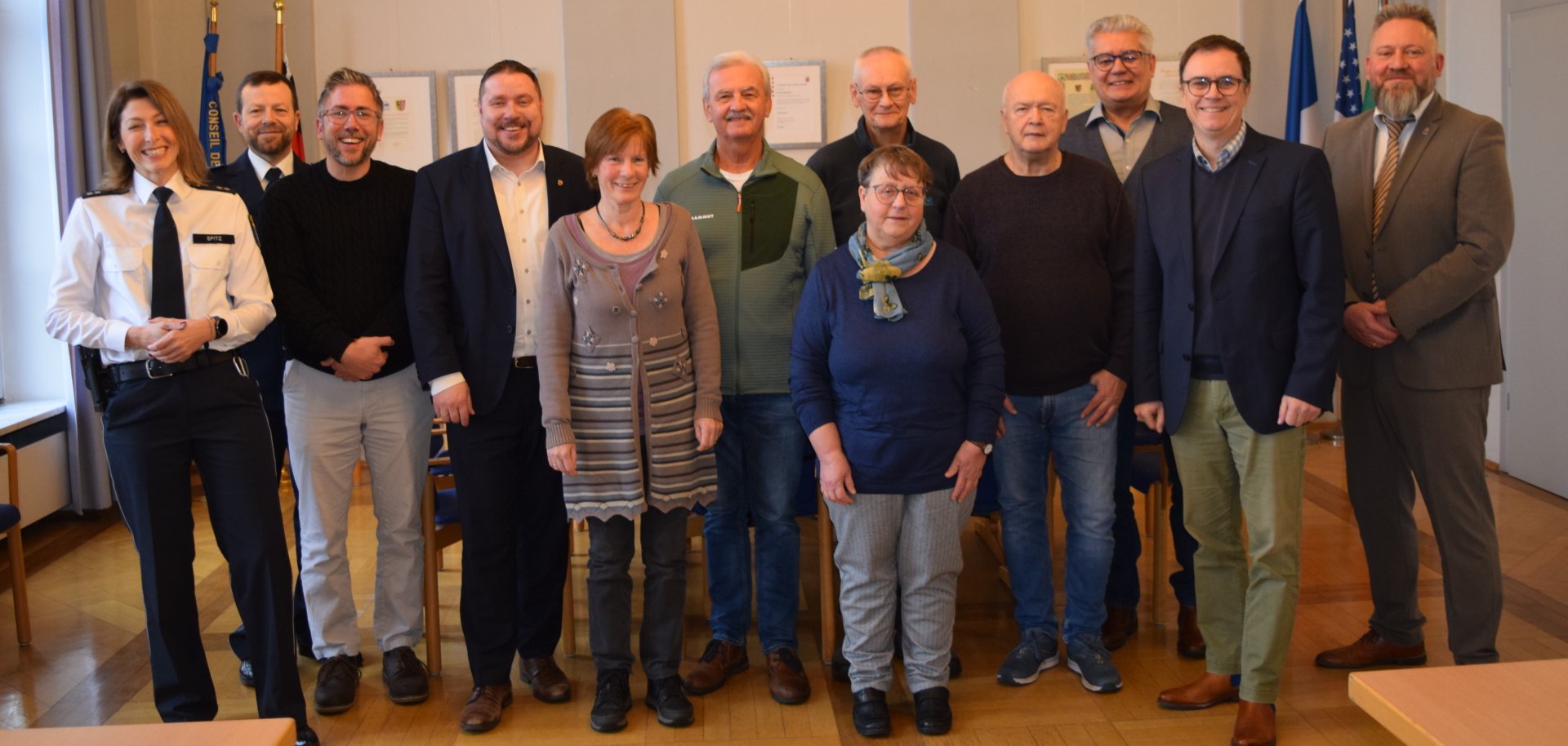 Gruppenfoto der Sicherheitbeauftragten mit Rathausspitze, Seniorenberater und Polizei