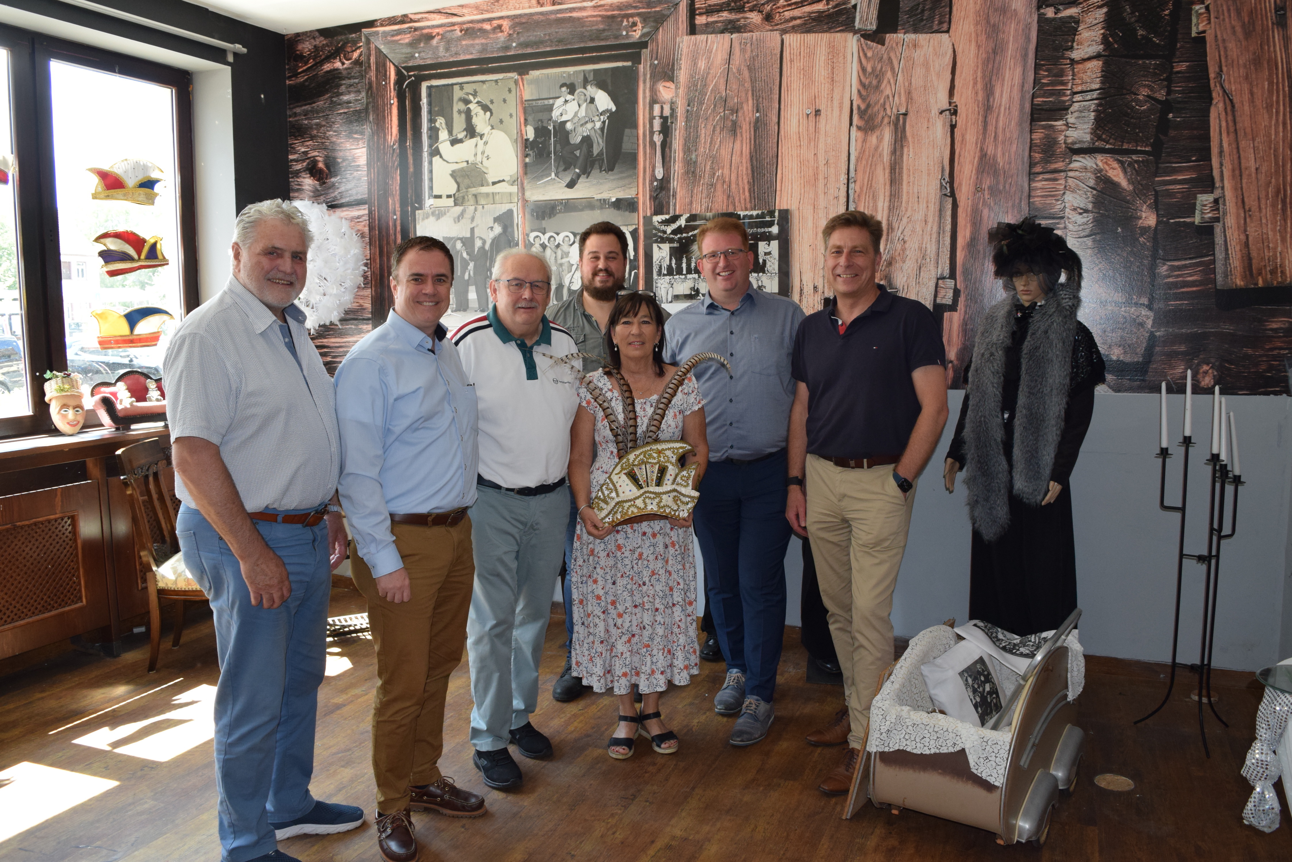Auf dem Foto von links: Richard Biegel (Vorstandsvorsitzender Heimatbund Seligenstadt e.V.), Bürgermeister Dr. Daniell Bastian, Hans Sengpiel (Interessensgemeinschaft Seligenstädter Fastnachtsmuseum e.V.), Julian Menner (Geschäftsführer Glaabsbräu), Martina Weih (Interessensgemeinschaft Seligenstädter Fastnachtsmuseum e.V.), Erster Stadtrat Michael Gerheim und Robert Glaab (Inhaber Glaabsbräu).