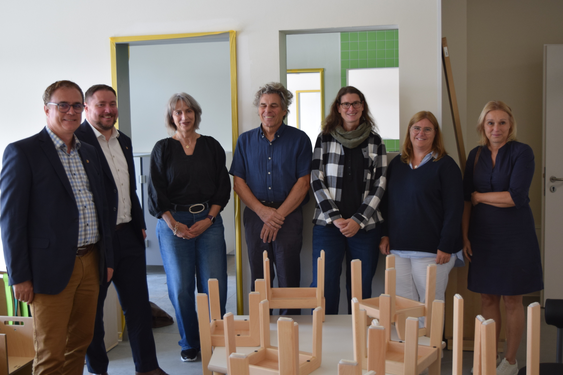 Auf dem Foto von links: Bürgermeister Dr. Daniell Bastian, Erster Stadtrat Oliver Steidl, Iris Knies (Leitung Amt für Kinder, Senioren, Sport und Kultur), Rolf Schmidt (Geschäftsführer Erasmus gGmbH), die künftige Kitaleitung Daniela Schweer sowie Michelle Baacke und Manuela Heikamp (Amt für Bau- und Stadtentwicklung).