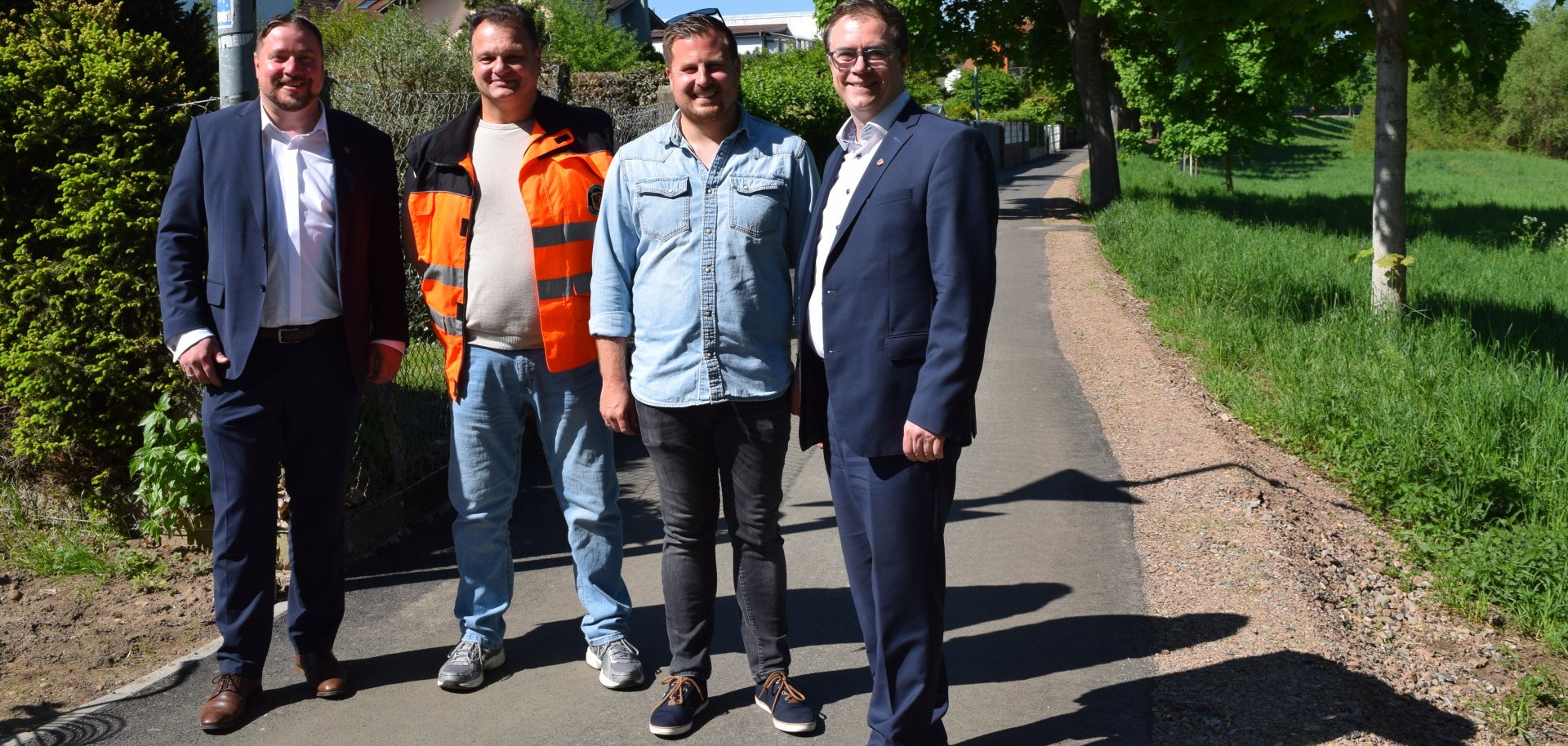 Auf dem Foto von links: Erster Stadtrat Oliver Steidl, Thomas Schrod und Daniel Brauneis (Amt für Bau- und Stadtentwicklung) sowie Bürgermeister Dr. Daniell Bastian.