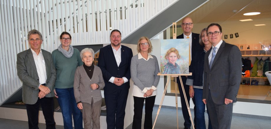 Gruppenfoto rund um das Porträt von Emmy Stein Gruppenfoto rund um das Porträt von Emmy Stein