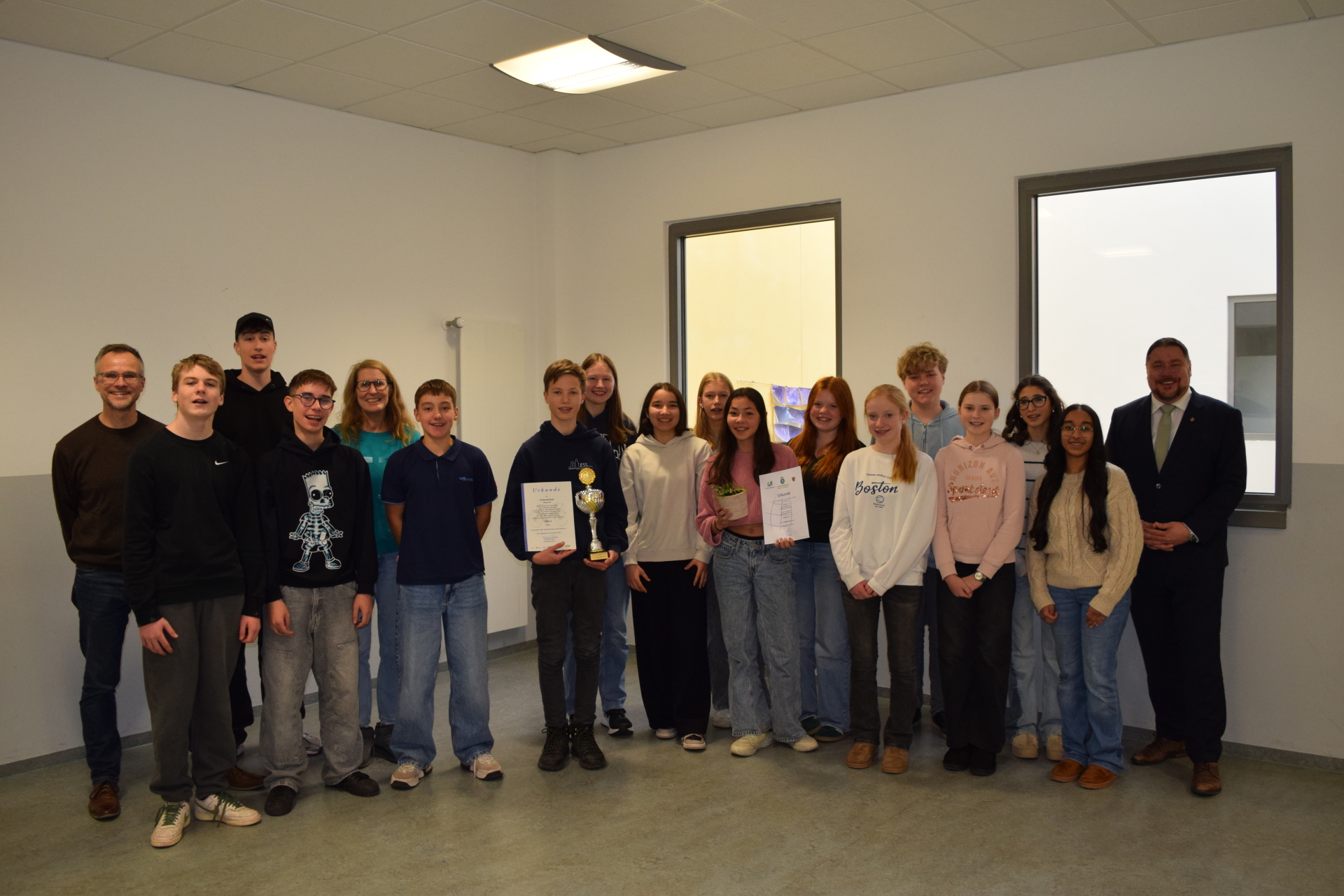 Die Klasse 8d mit dem Ersten Stadtrat Oliver Steil (rechts auf dem Bild), dem stellvertretenden Schulleiter Dominik Kaletta und Klassenlehrerein Christina Kunz.