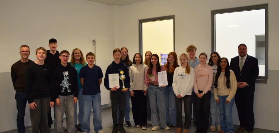 Die Klasse 8d mit dem Ersten Stadtrat Oliver Steil (rechts auf dem Bild), dem stellvertretenden Schulleiter Dominik Kaletta und Klassenlehrerein Christina Kunz.